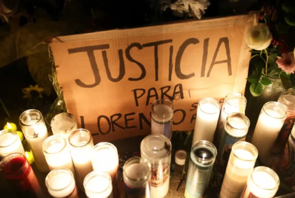 Un letrero y unas velas se encuentran en el lugar donde se realizó una vigilia en memoria de Lorenzo Salgado Araujo en Houston. Antranik Tavitian/Reuters