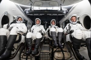SpaceX lleva a cuatro astronautas a la Estación Espacial Internacional